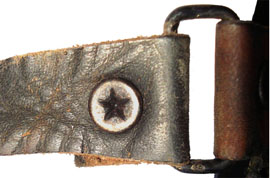 Enchapure sur le dé de la coiffe. Enchapure sur le dé de la coiffe.