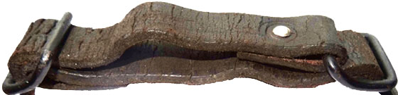 Jugulaire cuir, partie centrale. Recto, verso, profile. Jugulaire cuir, partie centrale. Recto, verso, profile.