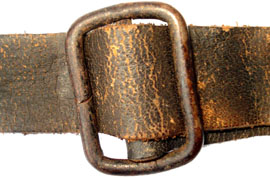 Montage de la boucle, sangle inférieure : recto. Montage de la boucle, sangle inférieure : recto.