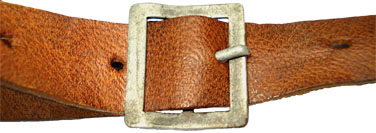 Jugulaire bouclée. Jugulaire bouclée.