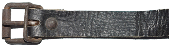 Boucle à rouleau, passant métallique. Boucle à rouleau, passant métallique.