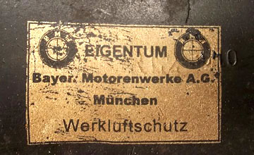 Etiquette de la Werkluftschutz, usine BMW de Munich. Etiquette de la Werkluftschutz, usine BMW de Munich.
