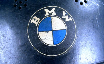 Logo BMW sur le même casque. Logo BMW sur le même casque.