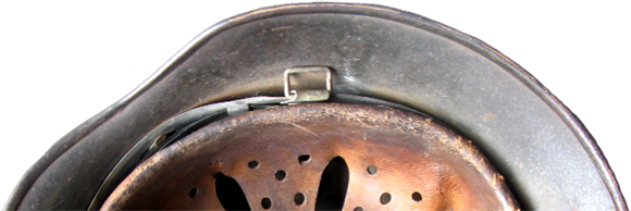 La bordure du casque est retournée intérieurement comme sur le M35. La bordure du casque est retournée intérieurement comme sur le M35.