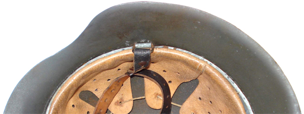 La bordure du casque n'est plus retournée mais coupée à bord franc. La bordure du casque n'est plus retournée mais coupée à bord franc.