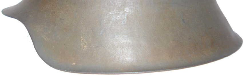 La bordure, coupée à bord franc, est légèrement cintrée vers le haut. La bordure, coupée à bord franc, est légèrement cintrée vers le haut.