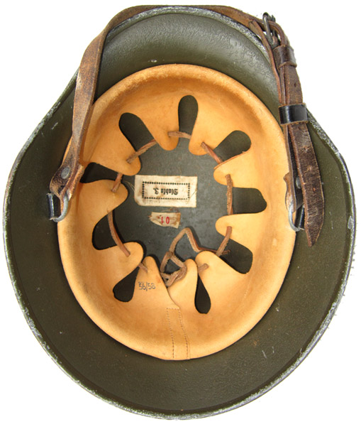 Coiffe Becher & Co à jugulaire amovible. Coiffe Becher & Co à jugulaire amovible.