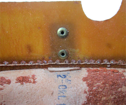 Fixation du pontet au cerclage, vue intérieure. Fixation du pontet au cerclage, vue intérieure.