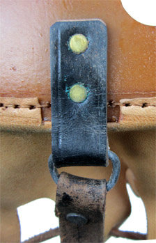 Jugulaire boutonnée. Jugulaire boutonnée.