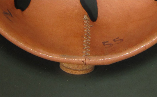 2 rondelles de liège pour la taille 55 (coque 64). Noter la couture arrière en zigzag. 2 rondelles de liège pour la taille 55 (coque 64). Noter la couture arrière en zigzag.