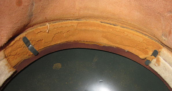 Cerclage bakélite marron, avant doublé mousse orange. Rivets latéraux. Cerclage bakélite marron, avant doublé mousse orange. Rivets latéraux.