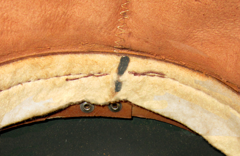 Cerclage bakélite marron, le reste doublé feutre blanc. Rivets arrière. Cerclage bakélite marron, le reste doublé feutre blanc. Rivets arrière.