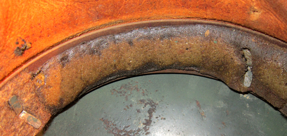 Cerclage bakélite grise, avant doublé mousse. Rivets latéraux. Cerclage bakélite grise, avant doublé mousse. Rivets latéraux.