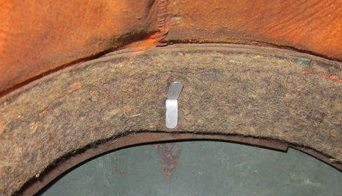 Cerclage bakélite grise, le reste doublé feutre gris. Rivet arrière. Cerclage bakélite grise, le reste doublé feutre gris. Rivet arrière.