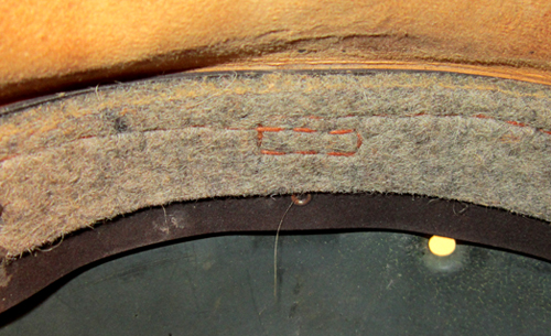 Rivet et couture de renfort de la jugulaire. Rivet et couture de renfort de la jugulaire.