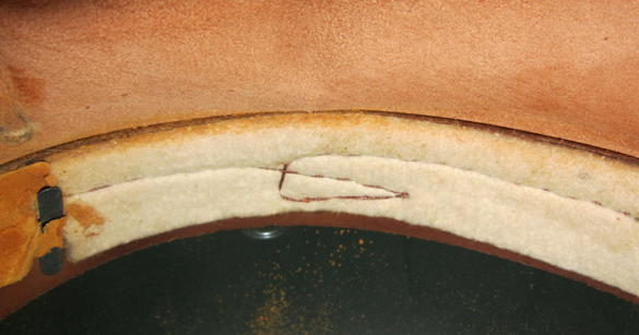 Couture de renfort de la jugulaire, vue intérieure. Couture de renfort de la jugulaire, vue intérieure.