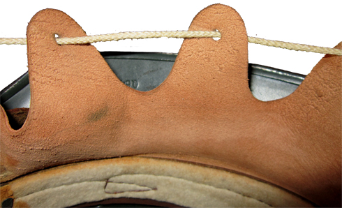 Les perforations pour le passage du lacet sont sans rondelle de renfort en cuir. Les perforations pour le passage du lacet sont sans rondelle de renfort en cuir.