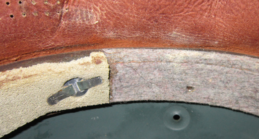 Rivet de fixation de la jugulaire. Rivet de fixation de la jugulaire.