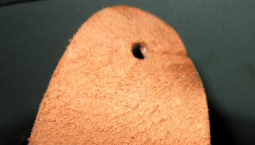 Pas de rondelle de renfort pour le passage du lacet. Pas de rondelle de renfort pour le passage du lacet.