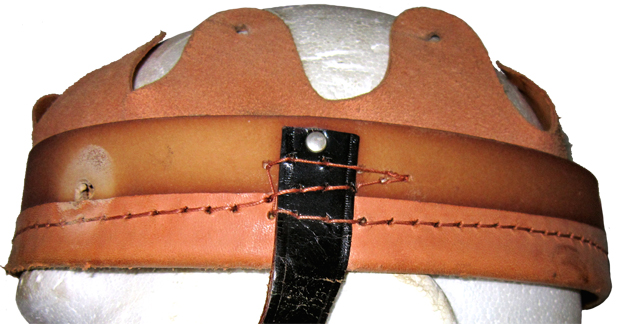 Vue de coté, cerclage bakélite marron, noter la trace des rondelles de liège. Vue de coté, cerclage bakélite marron, noter la trace des rondelles de liège.