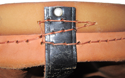 Couture de renfort de la jugulaire, vue extérieure. Couture de renfort de la jugulaire, vue extérieure.