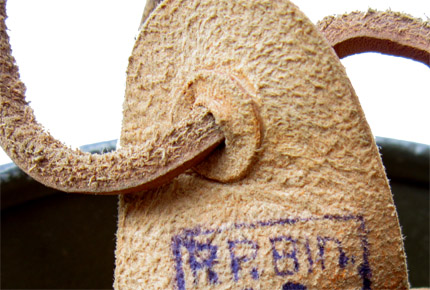 Lacet en cuir et rondelle de renfort. Lacet en cuir et rondelle de renfort.