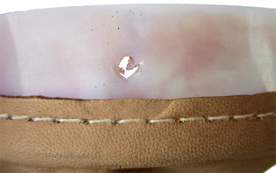 Passage du rivet perforé au poinçon. Passage du rivet perforé au poinçon.