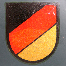 Ecusson aux couleurs nationales (coté droit). Ecusson aux couleurs nationales (coté droit).