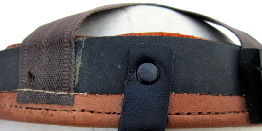 Fixation de la jugulaire sur le cerclage en bakélite grise. Fixation de la jugulaire sur le cerclage en bakélite grise.