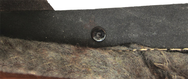 Bandeau de feutre sous la mousse orange. Tête du rivet de jugulaire. Bandeau de feutre sous la mousse orange. Tête du rivet de jugulaire.