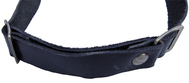 Réglage de la jugulaire par deux boucles coulissantes. Réglage de la jugulaire par deux boucles coulissantes.