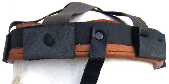 Vue de profil. Les tampons amortisseurs supplémentaires sont tenus par les rivets de fixation. Vue de profil. Les tampons amortisseurs supplémentaires sont tenus par les rivets de fixation.