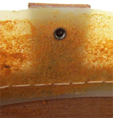 Fixation de la jugulaire (intérieur). Fixation de la jugulaire (intérieur).