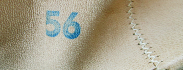 Indication de la taille et couture arrière. Indication de la taille et couture arrière.