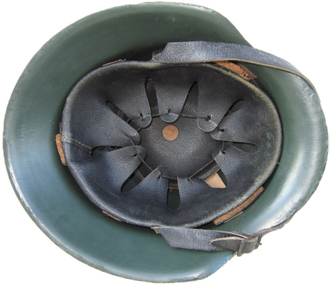 Il a reçu une coiffe de pompier. Il a reçu une coiffe de pompier.