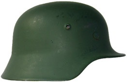 Casque noir repeint en vert. Casque noir repeint en vert.