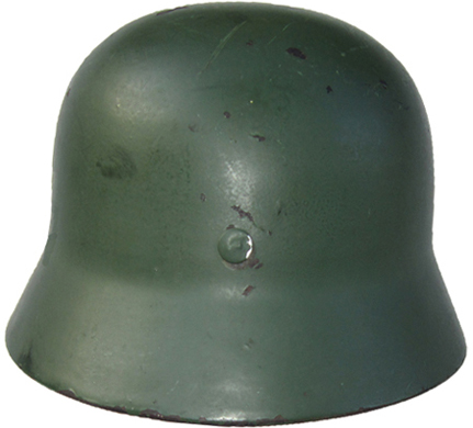 Vue arrière, le noir initial apparait sous les éclats de la peinture verte. Vue arrière, le noir initial apparait sous les éclats de la peinture verte.