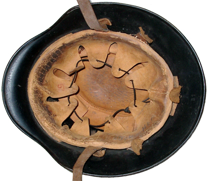 L'intérieur a conservé la teinte noire initiale. L'intérieur a conservé la teinte noire initiale.