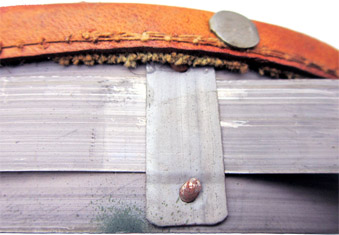 Les attaches fixent également le feutre et les sangles.