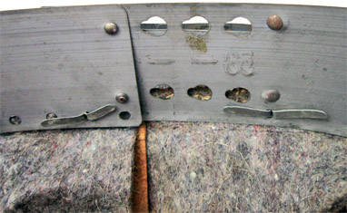 Les attaches sont pliées à l'intérieur du cerclage.