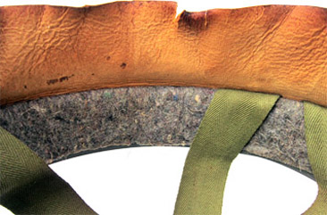 Les sangles sont cousues avec le cuir et le feutre.