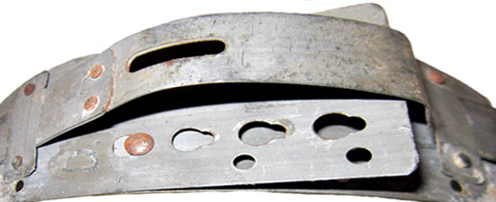 Cerclage à 4 boutonnières, 54 à 57, réglé à la taille 54.