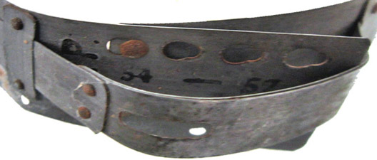 Cerclage à 4 boutonnières, 54 à 57, réglé à la taille 54.