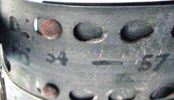 Cerclage à 4 boutonnières, 54 à 57 et marquage Bundespatent.