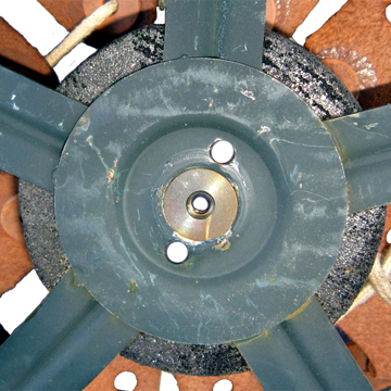 Variante, écrou métal nu et 2 perforations au lieu de 4.