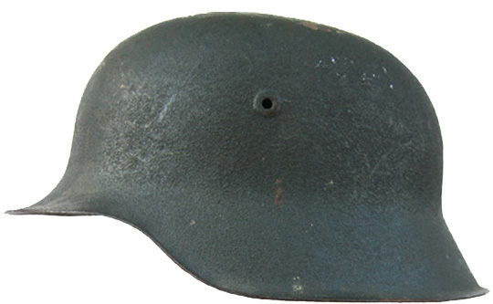 Casque ex-Wehrmacht 1942 modifié 50 et remodifié 53. Les trous des rivets ont été bouchés.