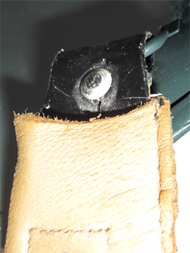 Attache avant, intérieur.