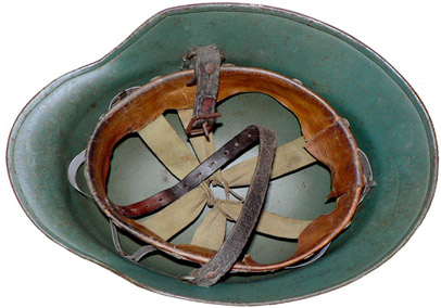 Casque M35 reconditionné, les points de soudure des pontets fixes sont trop appuyés.