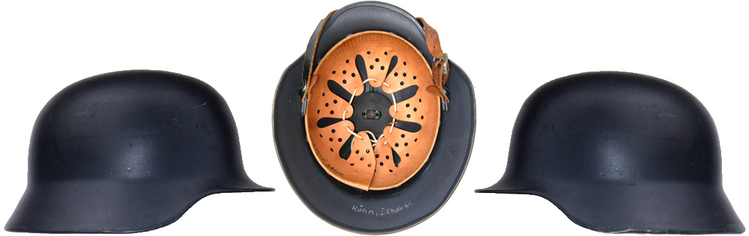 Casque M35/53 gris sans évent, utilisé la Bepo de Berlin. Casque M35/53 gris sans évent, utilisé par la Bepo de Berlin.