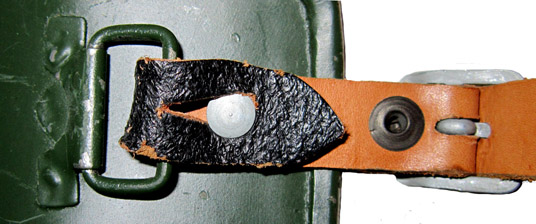 Jugulaire, boutonnage au pontet.